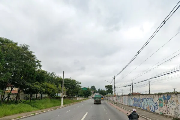 Imagem colorida de avenida na zona leste de São Paulo. Metrópoles