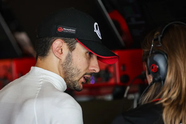 Imagem colorida de piloto frances Esteban Ocon - Metrópoles