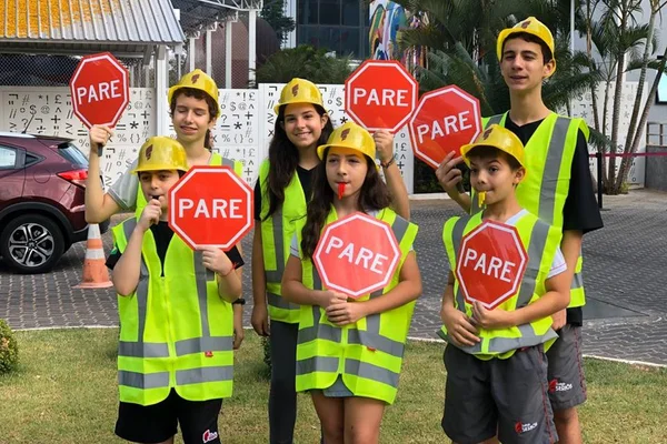 Alunos conscientizam motoristas do DF sobre segurança no trânsito