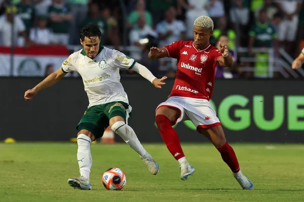 Foto colorida de Raphael Veiga, do Palmeiras, contra o Noroeste - Metrópoles