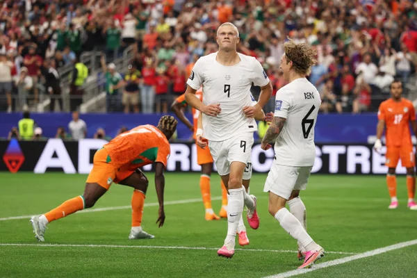 Imagem de Erling Haaland comemorando gol da Noruega sobre a Costa do Marfim - Metrópoles