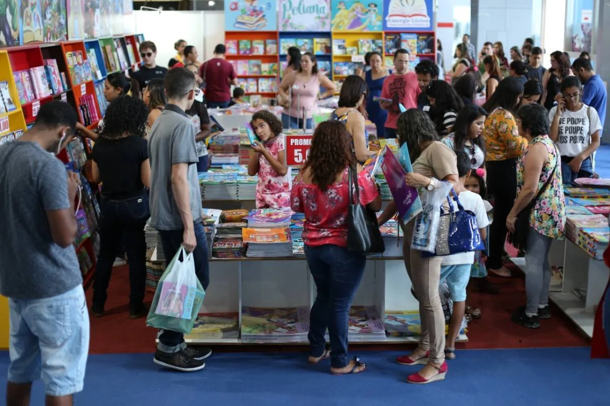 O livro voltou à moda (por Hubert Alquéres)