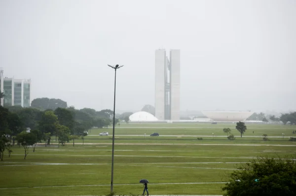 Fim de semana será de chuva no Distrito Federal, prevê Inmet
