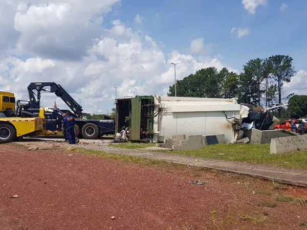 Caminhão de lixo perde freio, tomba em curva e dois morrem no DF