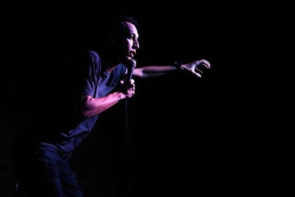Comediante brasiliense volta à cidade com show no Teatro dos Bancários