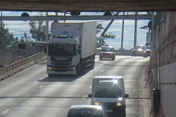 Veja o momento em que caminhão derruba estrutura no Túnel Rei Pelé