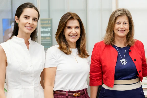 Realizadoras da aula sobre Tarsila do Amaral: Tati Valença, Lara Calaça e Andrea Gonçalves Moreira