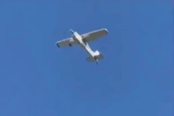 Imagem colorida mostra avião utilizado por piloto para perseguir mulher nos Eua - Metrópoles