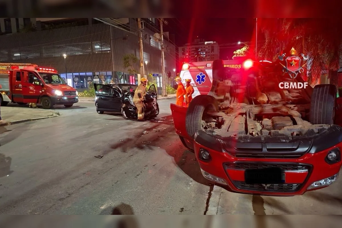 Carro capota após bater em outro veículo e interdita via em Águas Claras 1 acidente-aguas-claras