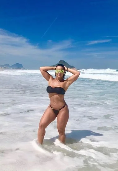 De biquíni fio-dental, Viviane Araújo leva tombo no mar - destaque galeria