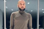 Daniel Alves posa sério para as redes sociais Daniel Alves posa sério para as redes sociais