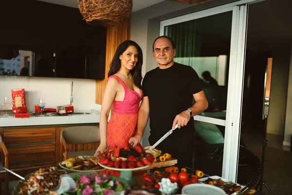 Alessandra Mattar recebe em casa o famoso banqueteiro Renato Aguiar