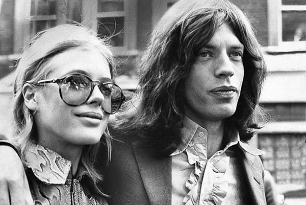 foto preto e branco de mick jagger com Marianne Faithfull - metrópoles