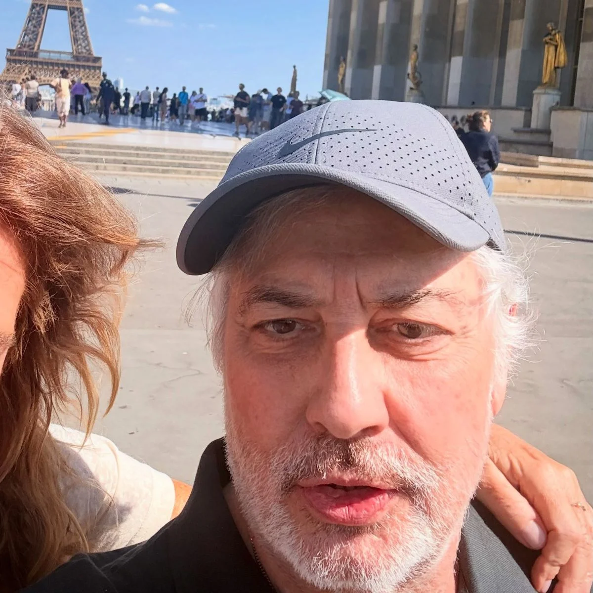 As suspeitas começaram após o músico ter publicado registros de uma viagem para Paris ao lado da ex-namorada