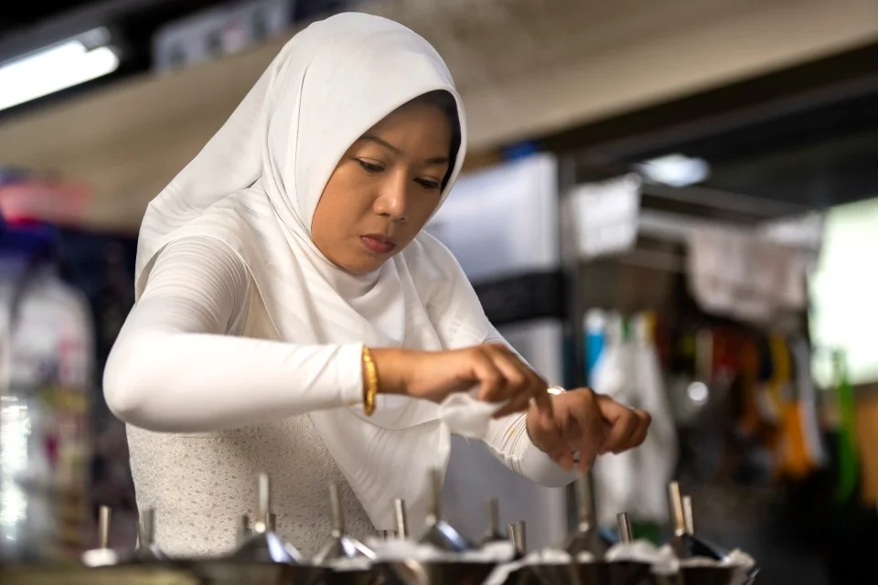 <b>Street Food: Asia</b> – Dos mesmos criadores de Chef's Table, a primeira temporada de Street Food percorreu nove países asiáticos: cada episódio mostra histórias de como as cozinhas de cada nação perseveram na cultura <b>Street Food: Asia</b> – Dos mesmos criadores de Chef's Table, a primeira temporada de Street Food percorreu nove países asiáticos: cada episódio mostra histórias de como as cozinhas de cada nação perseveram na cultura