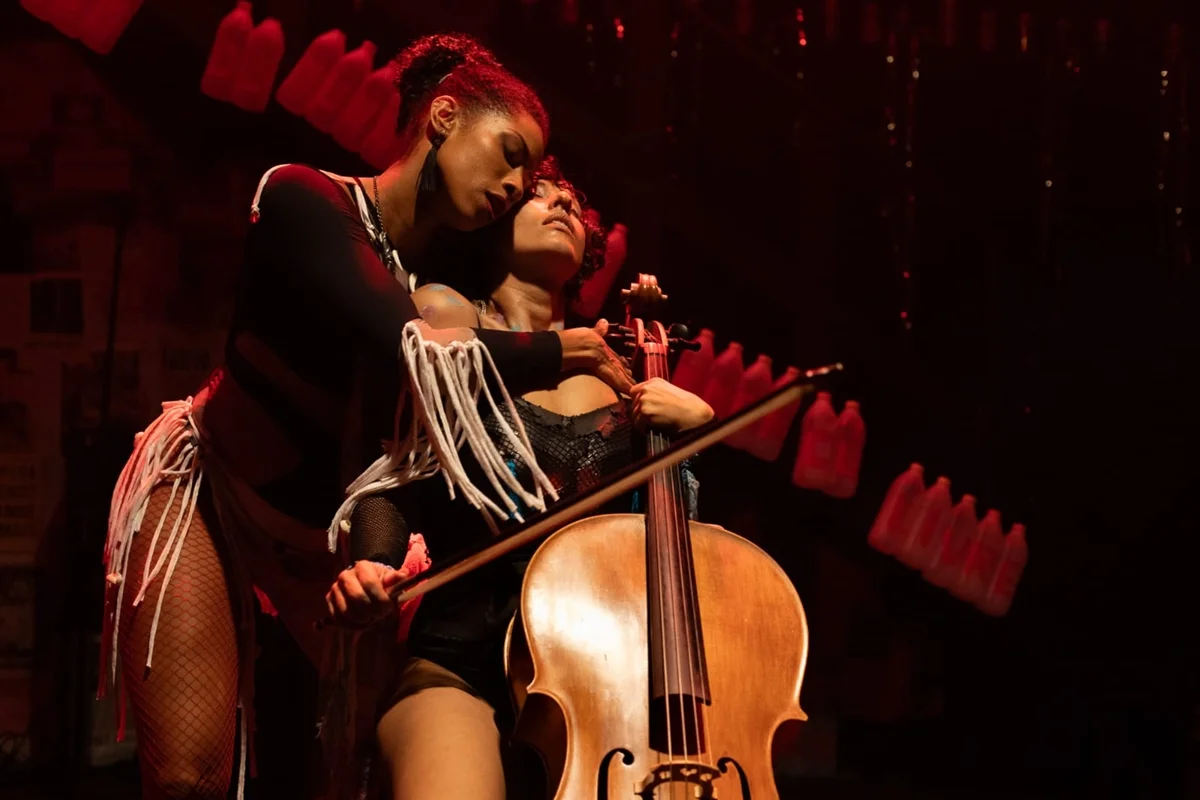 Espetáculo com música, interatividade e crítica no Teatro Perdiz