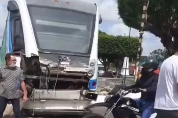 Trem colide com carreta que fazia manobra na linha férrea de João Pessoa