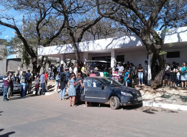 Familiares e amigos se despedem de jovem que morreu em cachoeira