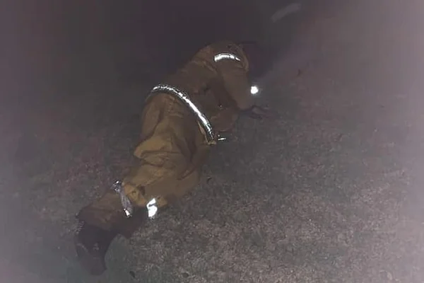 Australiana posta foto do pai exausto após luta contra incêndios
