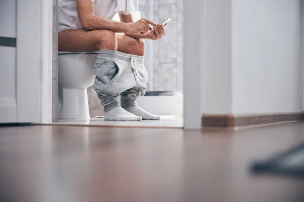 Celular no banheiro? Entenda os efeitos que o hábito pode ter na saúde