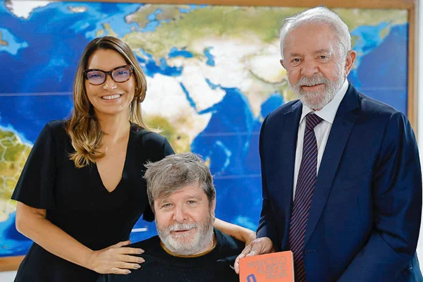 Foto colorida de Lula, Janja e Marcelo Rubens Paiva - Metrópoles