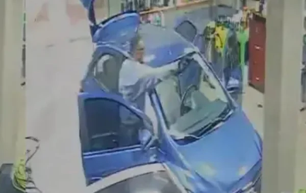 homem perseguindo companheira