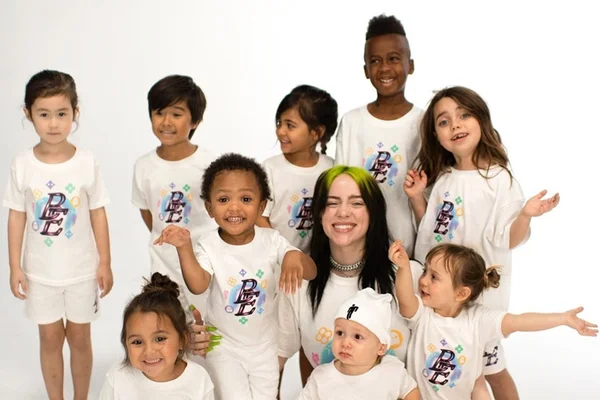 Mini Billie Eilish? Cantora lança linha de roupas infantis
