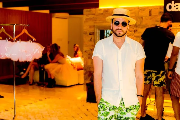 Stylist Marcus Barozzi lança coleção de casquetes com a Avanzzo