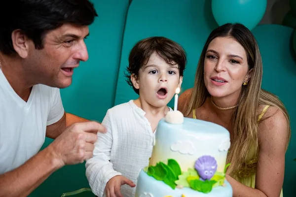 Juliano Amorim e Duda Portella comemoram os 4 anos de João Guilherme