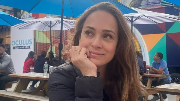 foto colorida de Gabriela Duarte olhando para longe com rosto apoiado em mão - metrópoles