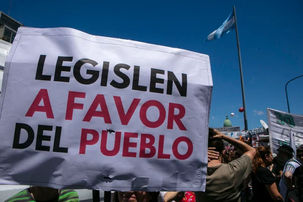 Imagem colorida, cartaz com a "Legislem a favor do povo" em manifestação - Metrópoles