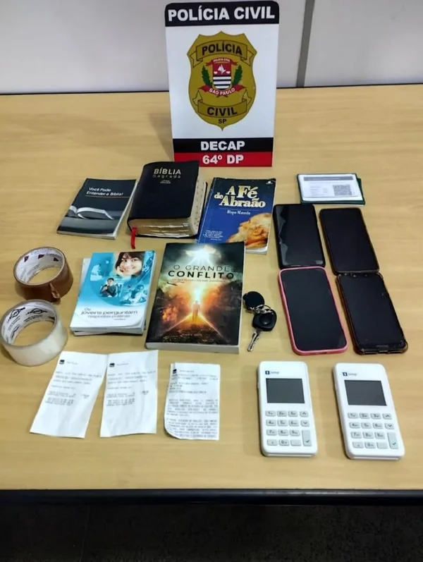 Material usado por golpistas contra idosos na zona leste de SP