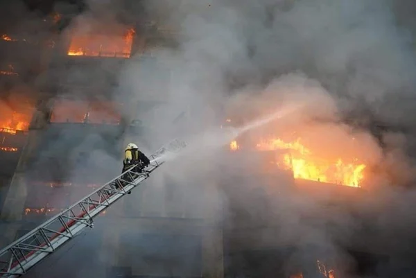 Bombeiros tentando apagar chamas de prédios bombardeado por russos