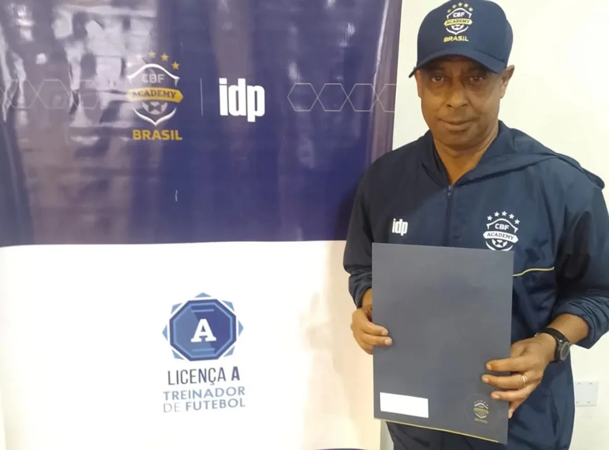 Carlos Alberto Dias posa com a autorização para ser técnico de futebol Carlos Alberto Dias posa com a autorização para ser técnico de futebol