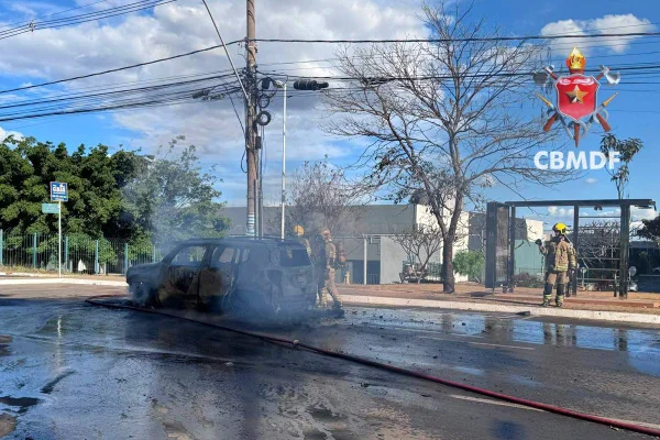 Carro fica destruído após pegar fogo no Guará