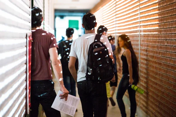 Estudantes com mochilas
