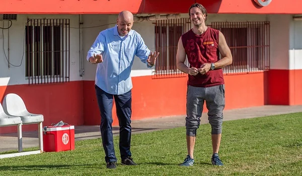 Alex Escobar e Neném (Vladimir Brichta) em Quanto Mais Vida, Melhor!