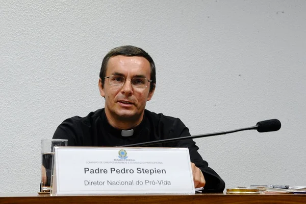 Conheça o padre Pedro Stepien, que reza com Bolsonaro no Alvorada