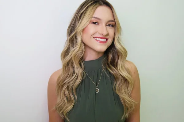 Filha de Gugu, Marina Liberato posa sorridente para as redes sociais - Metrópoles