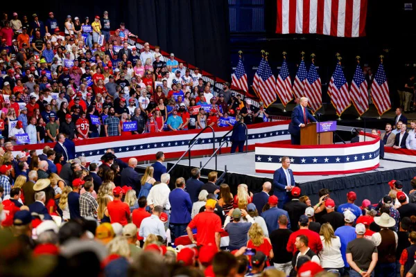 Imagem colorida de comício de Donald Trump - Metrópoles