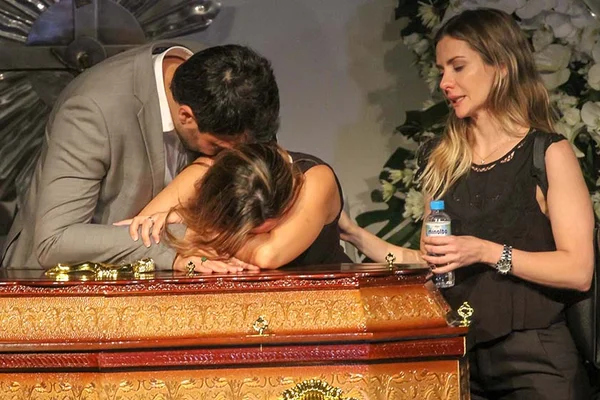 Família e amigos despedem-se de Boechat em velório