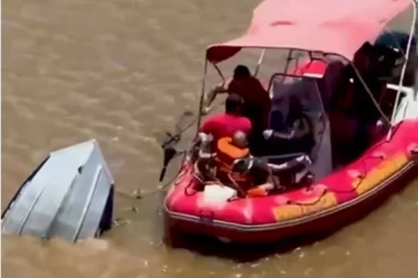 Imagem colorida mostra resgate a pescadores que fiaram 20h à deriva em SP - Metrópoles