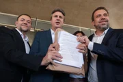 O senador Camilo Santana, o ministro-chefe da secretaria-Geral da Presidência Guilherme Boulos e o presidente do PT Edinho Silva, formaliza a autorização de quebra de sigilo de Lula no TSE. 
