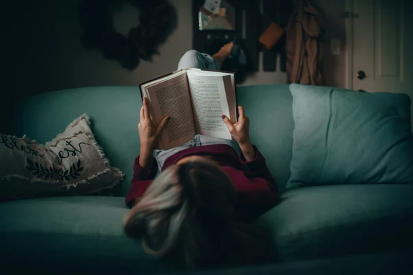 Imagem colorida de uma pessoa lendo um livro - Metrópoles