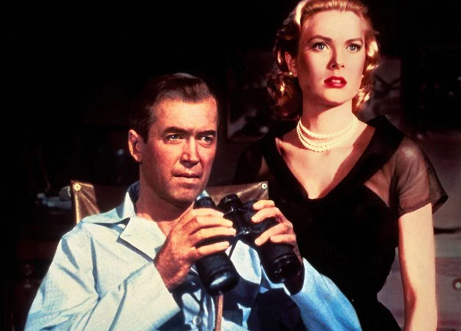 <b>"Janela Indiscreta" (1954)</b>. Preso a uma cadeira de rodas, o fotógrafo vivido por James Stewart espia a vizinhança com suas lentes. Até que acha ter visto e ouvido um crime ser cometido em alguns dos apartamentos "vigiados" por ele. Um dos clássicos absolutos de Alfred Hitchcok, autor de "Psicose" (1960) e "Um Corpo que Cai" (1958) <b>"Janela Indiscreta" (1954)</b>. Preso a uma cadeira de rodas, o fotógrafo vivido por James Stewart espia a vizinhança com suas lentes. Até que acha ter visto e ouvido um crime ser cometido em alguns dos apartamentos "vigiados" por ele. Um dos clássicos absolutos de Alfred Hitchcok, autor de "Psicose" (1960) e "Um Corpo que Cai" (1958)
