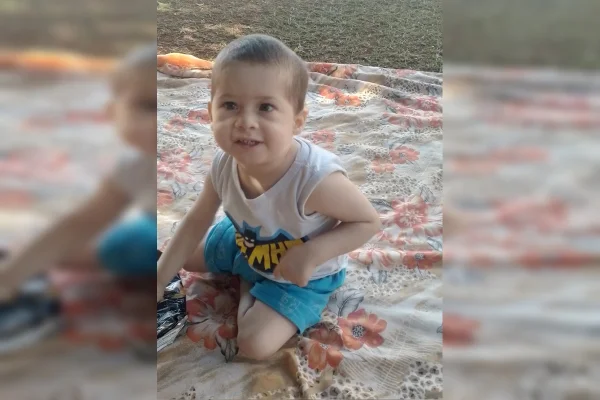 Família faz vaquinha para obter “botinha” para menino com atraso motor