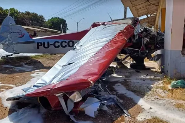 Avião cai em Teresina piloto e carona de moto ficaram feridos