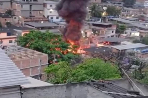 Complexo do Alemão vira campo de guerra em megaoperação com 2.500 policiais