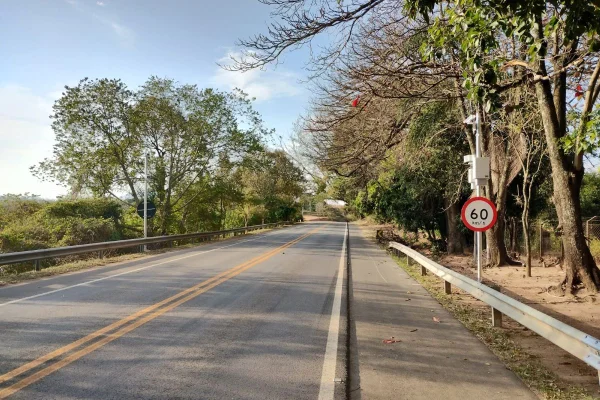 Radar de velocidade em rodovia paulista operada pelo DER - Metrópoles