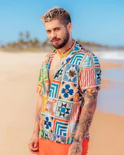 O cantor acessorizava seus looks com colares de miçanga